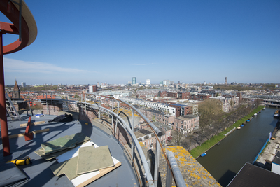 910351 Overzicht van de Vaartsche Rijn te Utrecht, vanaf de watertoren, uit het zuiden; links van de Vaartsche Rijn de ...